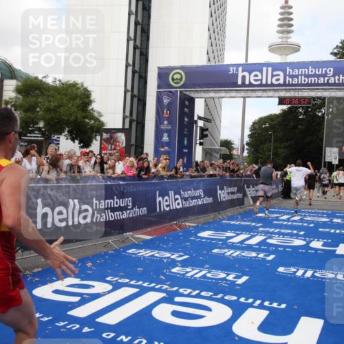 29.06.2025 - hella hamburg halbmarathon Michael Strokosch http://msf.ph/oto/8172728 29.06.2025 10:36:51 Ziel 4865, 5961, 6529, 7310, 13343, 14622, 15621, 15939 meine-sportfotos.de