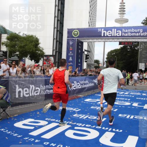 29.06.2025 - hella hamburg halbmarathon Michael Strokosch http://msf.ph/oto/8172757 29.06.2025 10:36:52 Ziel 4865, 5961, 6529, 7310, 13141, 13343, 15621, 15939 meine-sportfotos.de