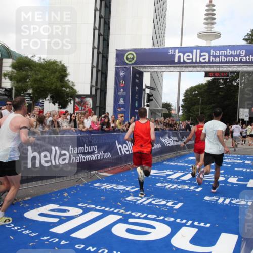 29.06.2025 - hella hamburg halbmarathon Michael Strokosch http://msf.ph/oto/8172767 29.06.2025 10:36:53 Ziel 4865, 5961, 6529, 7310, 13141, 13343, 15939, 18384 meine-sportfotos.de