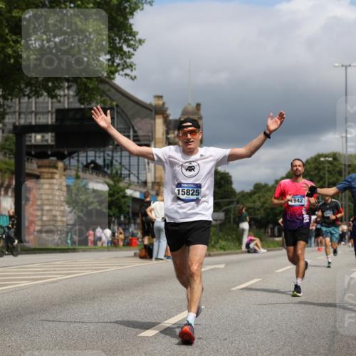 29.06.2025 - hella hamburg halbmarathon Yannick Fuchs http://msf.ph/oto/8172777 29.06.2025 10:41:25 20KM 1012, 1070, 1460, 1689, 1942, 2274, 2623, 3304, 4093, 5129, 5472, 5532, 5650, 5889, 6203, 6630, 7480, 7908, 8564, 8852, 9051, 9305, 10122, 10423, 11021, 11077, 11518, 12706, 12724, 13223, 13303, 14415, 14482, 14594, 15451, 15611, 15714, 15825, 15923, 15973, 16089, 16175, 16819, 17229, 17718, 17743, 17846, 18297, 18356, 19127 meine-sportfotos.de