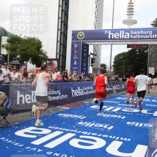 29.06.2025 - hella hamburg halbmarathon Michael Strokosch http://msf.ph/oto/8172778 29.06.2025 10:36:53 Ziel 4865, 5961, 6529, 7310, 13141, 13343, 15939, 18384 meine-sportfotos.de