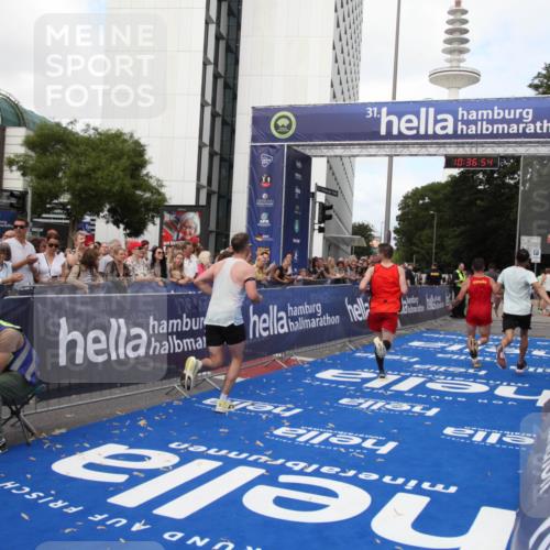 29.06.2025 - hella hamburg halbmarathon Michael Strokosch http://msf.ph/oto/8172787 29.06.2025 10:36:53 Ziel 4865, 5961, 6529, 7310, 13141, 13343, 15939, 18384 meine-sportfotos.de