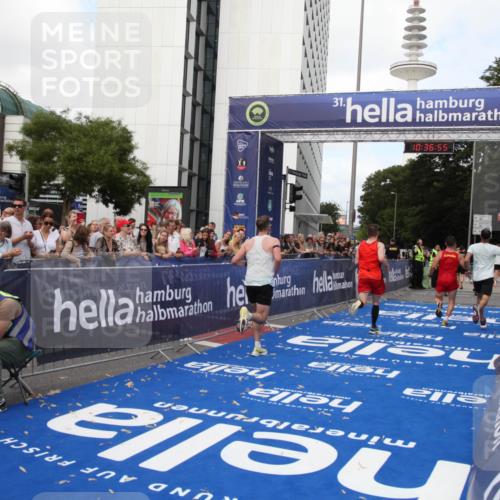 29.06.2025 - hella hamburg halbmarathon Michael Strokosch http://msf.ph/oto/8172797 29.06.2025 10:36:54 Ziel 4865, 6529, 7310, 13141, 13343, 15939, 18384 meine-sportfotos.de