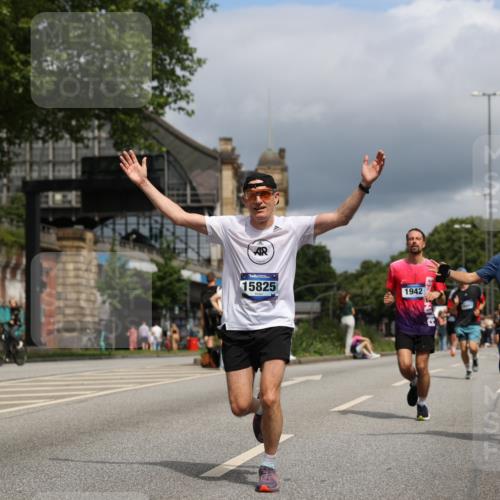 29.06.2025 - hella hamburg halbmarathon Yannick Fuchs http://msf.ph/oto/8172820 29.06.2025 10:41:25 20KM 1012, 1070, 1460, 1689, 1942, 2274, 2623, 3304, 4093, 5129, 5472, 5532, 5650, 5889, 6203, 6630, 7480, 7908, 8564, 8852, 9051, 9305, 10122, 10423, 11021, 11077, 11518, 12706, 12724, 13223, 13303, 14415, 14482, 14594, 15451, 15611, 15714, 15825, 15923, 15973, 16089, 16175, 16819, 17229, 17718, 17743, 17846, 18297, 18356, 19127 meine-sportfotos.de