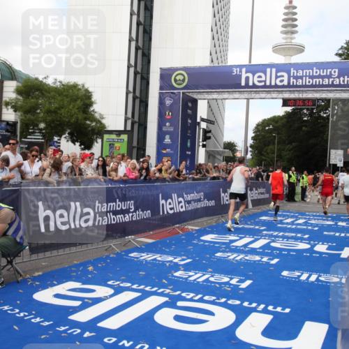 29.06.2025 - hella hamburg halbmarathon Michael Strokosch http://msf.ph/oto/8172823 29.06.2025 10:36:55 Ziel 3959, 4865, 5307, 6529, 7310, 13141, 13343, 15939, 18384 meine-sportfotos.de