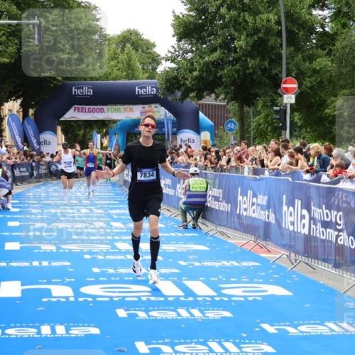 29.06.2025 - hella hamburg halbmarathon Zöllner http://msf.ph/oto/8172829 29.06.2025 10:23:44 Ziel 5301, 7834, 9151 meine-sportfotos.de