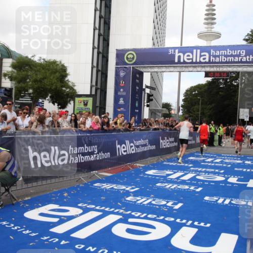 29.06.2025 - hella hamburg halbmarathon Michael Strokosch http://msf.ph/oto/8172840 29.06.2025 10:36:55 Ziel 3959, 4865, 5307, 6529, 7310, 13141, 13343, 15939, 18384 meine-sportfotos.de