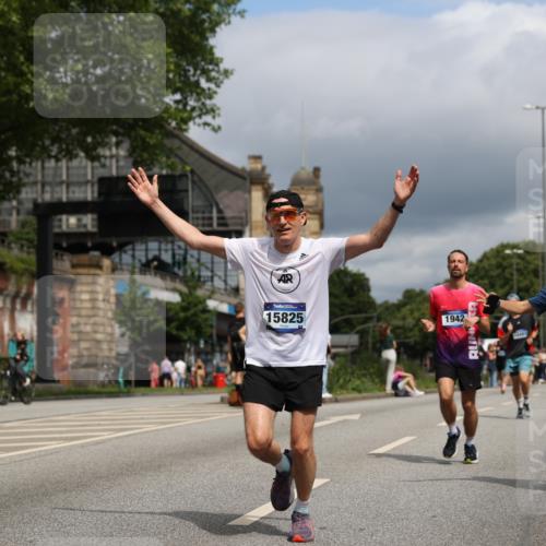 29.06.2025 - hella hamburg halbmarathon Yannick Fuchs http://msf.ph/oto/8172843 29.06.2025 10:41:25 20KM 1012, 1070, 1460, 1689, 1942, 2274, 2623, 3304, 4093, 5129, 5472, 5532, 5650, 5889, 6203, 6630, 7480, 7908, 8564, 8852, 9051, 9305, 10122, 10423, 11021, 11077, 11518, 12706, 12724, 13223, 13303, 14415, 14482, 14594, 15451, 15611, 15714, 15825, 15923, 15973, 16089, 16175, 16819, 17229, 17718, 17743, 17846, 18297, 18356, 19127 meine-sportfotos.de