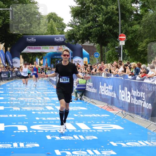 29.06.2025 - hella hamburg halbmarathon Zöllner http://msf.ph/oto/8172845 29.06.2025 10:23:45 Ziel 5301, 7834, 9151 meine-sportfotos.de