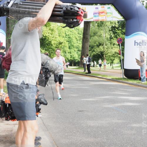29.06.2025 - hella hamburg halbmarathon MichiJ http://msf.ph/oto/8172856 29.06.2025 10:15:29 Zwischen KM18-KM19 10867, 11994, 12067 meine-sportfotos.de