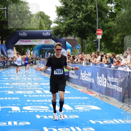 29.06.2025 - hella hamburg halbmarathon Zöllner http://msf.ph/oto/8172860 29.06.2025 10:23:45 Ziel 5301, 7834, 9151 meine-sportfotos.de