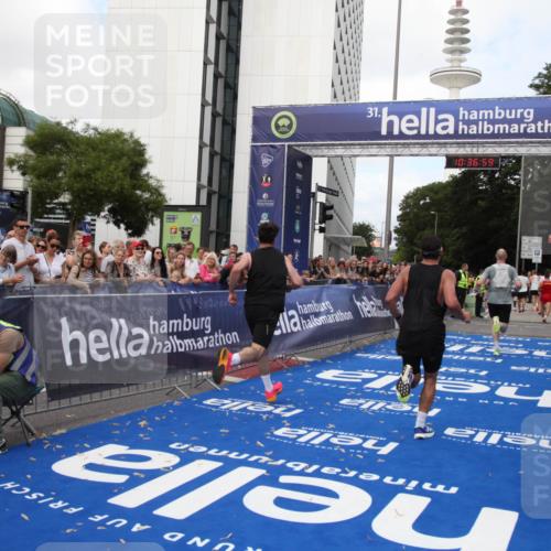 29.06.2025 - hella hamburg halbmarathon Michael Strokosch http://msf.ph/oto/8172864 29.06.2025 10:36:58 Ziel 3959, 5307, 7310, 11620, 13141, 14691, 15939, 18384 meine-sportfotos.de