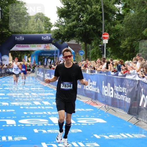 29.06.2025 - hella hamburg halbmarathon Zöllner http://msf.ph/oto/8172869 29.06.2025 10:23:45 Ziel 5301, 7834, 9151 meine-sportfotos.de