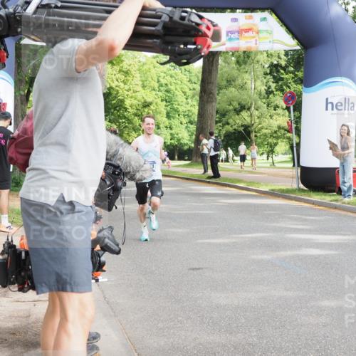 29.06.2025 - hella hamburg halbmarathon MichiJ http://msf.ph/oto/8172890 29.06.2025 10:15:29 Zwischen KM18-KM19 10867, 11994, 12067 meine-sportfotos.de