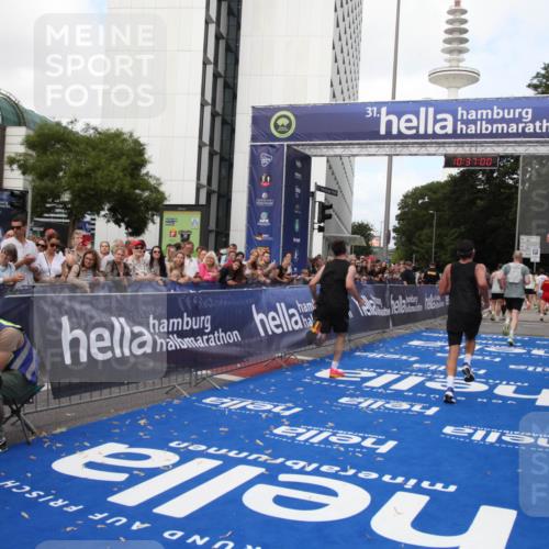 29.06.2025 - hella hamburg halbmarathon Michael Strokosch http://msf.ph/oto/8172897 29.06.2025 10:36:59 Ziel 3959, 5307, 7310, 11620, 13141, 14691, 18384 meine-sportfotos.de