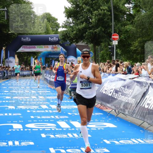 29.06.2025 - hella hamburg halbmarathon Zöllner http://msf.ph/oto/8172899 29.06.2025 10:23:49 Ziel 5301, 6699, 9151, 9447, 10780 meine-sportfotos.de