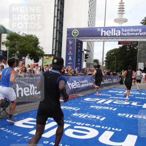 29.06.2025 - hella hamburg halbmarathon Michael Strokosch http://msf.ph/oto/8172919 29.06.2025 10:36:59 Ziel 3959, 5307, 7310, 11620, 13141, 14691, 18384 meine-sportfotos.de