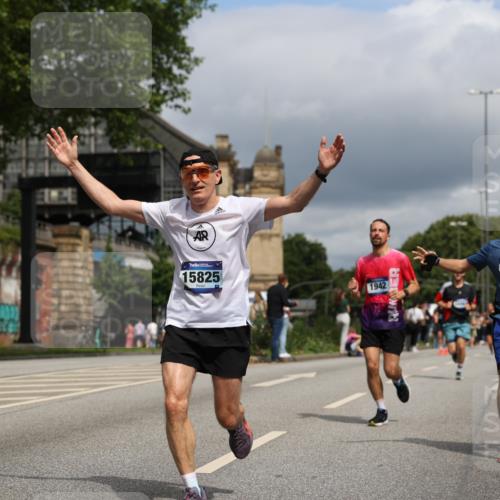 29.06.2025 - hella hamburg halbmarathon Yannick Fuchs http://msf.ph/oto/8172938 29.06.2025 10:41:25 20KM 1012, 1070, 1460, 1689, 1942, 2274, 2623, 3304, 4093, 5129, 5472, 5532, 5650, 5889, 6203, 6630, 7480, 7908, 8564, 8852, 9051, 9305, 10122, 10423, 11021, 11077, 11518, 12706, 12724, 13223, 13303, 14415, 14482, 14594, 15451, 15611, 15714, 15825, 15923, 15973, 16089, 16175, 16819, 17229, 17718, 17743, 17846, 18297, 18356, 19127 meine-sportfotos.de