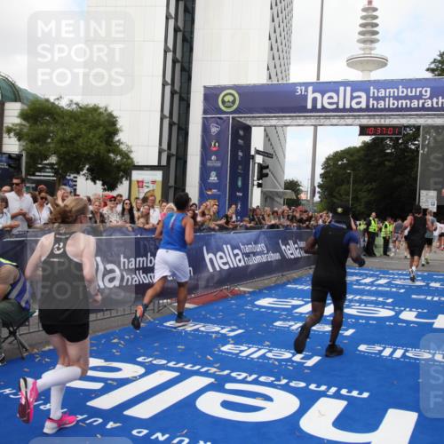 29.06.2025 - hella hamburg halbmarathon Michael Strokosch http://msf.ph/oto/8172951 29.06.2025 10:37:00 Ziel 3959, 5307, 5315, 7310, 11620, 13141, 14691, 18384 meine-sportfotos.de