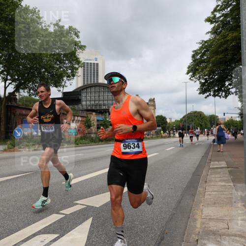 29.06.2025 - hella hamburg halbmarathon Yannick Fuchs http://msf.ph/oto/8172969 29.06.2025 10:25:14 20KM 2689, 3189, 5308, 8190, 8323, 9634, 10173, 10270, 12049, 12691, 15253, 15507, 16713, 17768 meine-sportfotos.de