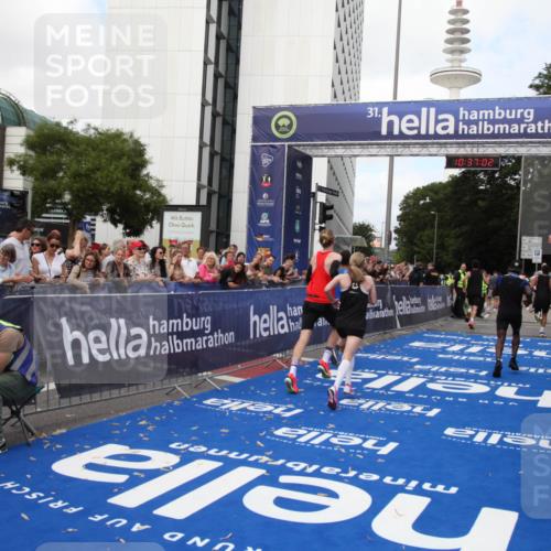 29.06.2025 - hella hamburg halbmarathon Michael Strokosch http://msf.ph/oto/8173065 29.06.2025 10:37:01 Ziel 1385, 1411, 3959, 5307, 5315, 11620, 13141, 14691, 18384 meine-sportfotos.de