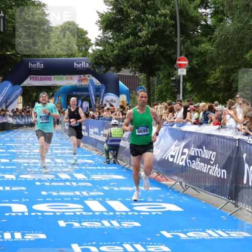 29.06.2025 - hella hamburg halbmarathon Zöllner http://msf.ph/oto/8173116 29.06.2025 10:23:53 Ziel 6699, 7963, 9447, 10780, 12360 meine-sportfotos.de