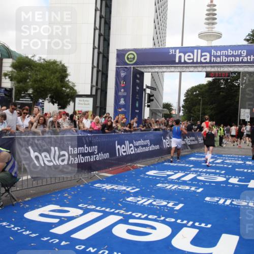 29.06.2025 - hella hamburg halbmarathon Michael Strokosch http://msf.ph/oto/8173170 29.06.2025 10:37:02 Ziel 1385, 1411, 3959, 5307, 5315, 11620, 14691, 15261, 17024, 17125, 18384 meine-sportfotos.de
