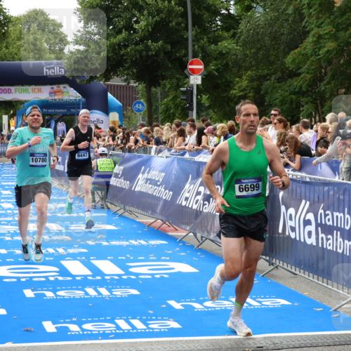 29.06.2025 - hella hamburg halbmarathon Zöllner http://msf.ph/oto/8173198 29.06.2025 10:23:54 Ziel 6699, 7963, 9447, 10780, 12360 meine-sportfotos.de