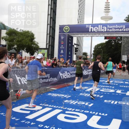 29.06.2025 - hella hamburg halbmarathon Michael Strokosch http://msf.ph/oto/8173207 29.06.2025 10:37:06 Ziel 1385, 1411, 5315, 6123, 6458, 10738, 11120, 11620, 15261, 15410, 16992, 17024, 17125, 17658 meine-sportfotos.de