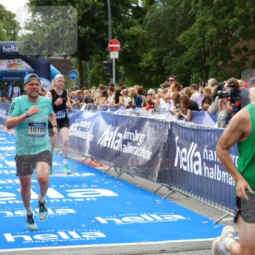 29.06.2025 - hella hamburg halbmarathon Zöllner http://msf.ph/oto/8173221 29.06.2025 10:23:55 Ziel 6699, 7963, 9447, 10780, 11194, 12360 meine-sportfotos.de