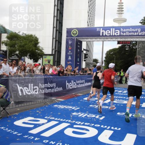 29.06.2025 - hella hamburg halbmarathon Michael Strokosch http://msf.ph/oto/8173267 29.06.2025 10:37:08 Ziel 1385, 1411, 5315, 6123, 6458, 7482, 9178, 10738, 11120, 15261, 15410, 16992, 17024, 17125, 17658 meine-sportfotos.de