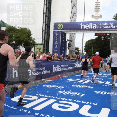 29.06.2025 - hella hamburg halbmarathon Michael Strokosch http://msf.ph/oto/8173290 29.06.2025 10:37:08 Ziel 1385, 1411, 5315, 6123, 6458, 7482, 9178, 10738, 11120, 15261, 15410, 16992, 17024, 17125, 17658 meine-sportfotos.de