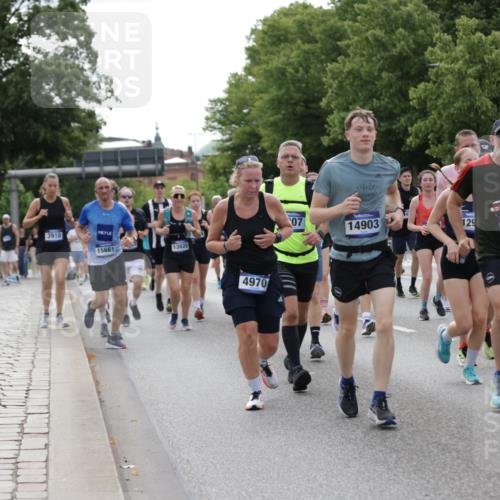 29.06.2025 - hella hamburg halbmarathon Jannik Wohlers http://msf.ph/oto/8173291 29.06.2025 10:21:55 Lombardsbrücke 1003, 1187, 1419, 1598, 2009, 2022, 2063, 2351, 2514, 3050, 3108, 3172, 3457, 3458, 3910, 3946, 4113, 4114, 4131, 4366, 4556, 4559, 4829, 4970, 5079, 5838, 6030, 6048, 6049, 6303, 6307, 6347, 6820, 6977, 7794, 8511, 8855, 8884, 8954, 9204, 9516, 10088, 10241, 10432, 10663, 10917, 11046, 11440, 12933, 13248, 13255, 13369, 13460, 13820, 14053, 14079, 14240, 14314, 14333, 14334, 14442, 14901, 14903, 14980, 15114, 15129, 15660, 17556, 18172, 18661, 19154 meine-sportfotos.de