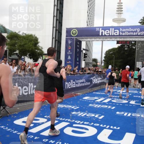 29.06.2025 - hella hamburg halbmarathon Michael Strokosch http://msf.ph/oto/8173311 29.06.2025 10:37:08 Ziel 1385, 1411, 5315, 6123, 6458, 7482, 9178, 10738, 11120, 15261, 15410, 16992, 17024, 17125, 17658 meine-sportfotos.de