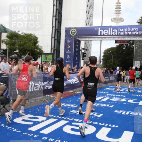 29.06.2025 - hella hamburg halbmarathon Michael Strokosch http://msf.ph/oto/8173351 29.06.2025 10:37:09 Ziel 1385, 1411, 5315, 5923, 6123, 6458, 7482, 9178, 10738, 11120, 15261, 15410, 16992, 17024, 17125, 17658 meine-sportfotos.de