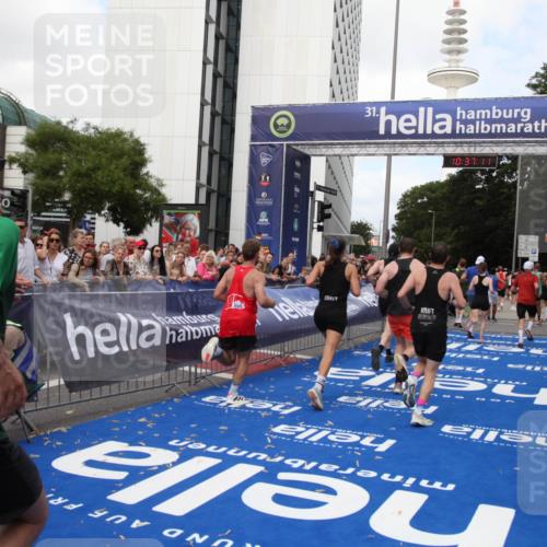 29.06.2025 - hella hamburg halbmarathon Michael Strokosch http://msf.ph/oto/8173372 29.06.2025 10:37:10 Ziel 1385, 1411, 5923, 6123, 6458, 7482, 8362, 9178, 10738, 11120, 15261, 15410, 16992, 17024, 17125, 17658 meine-sportfotos.de