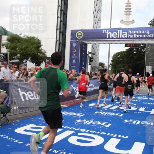 29.06.2025 - hella hamburg halbmarathon Michael Strokosch http://msf.ph/oto/8173379 29.06.2025 10:37:10 Ziel 1385, 1411, 5923, 6123, 6458, 7482, 8362, 9178, 10738, 11120, 15261, 15410, 16992, 17024, 17125, 17658 meine-sportfotos.de