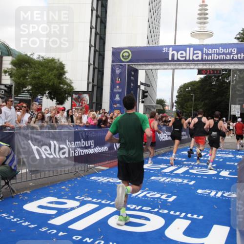 29.06.2025 - hella hamburg halbmarathon Michael Strokosch http://msf.ph/oto/8173403 29.06.2025 10:37:10 Ziel 1385, 1411, 5923, 6123, 6458, 7482, 8362, 9178, 10738, 11120, 15261, 15410, 16992, 17024, 17125, 17658 meine-sportfotos.de