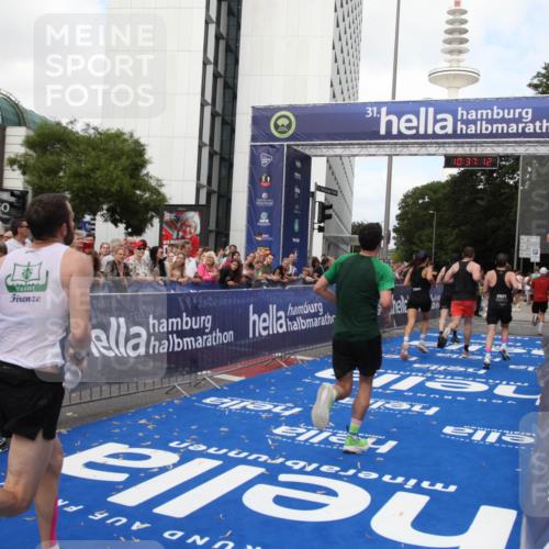 29.06.2025 - hella hamburg halbmarathon Michael Strokosch http://msf.ph/oto/8173413 29.06.2025 10:37:11 Ziel 5923, 6123, 6458, 7482, 8362, 9178, 10738, 11120, 11423, 13972, 15261, 15410, 16992, 17024, 17125, 17658 meine-sportfotos.de