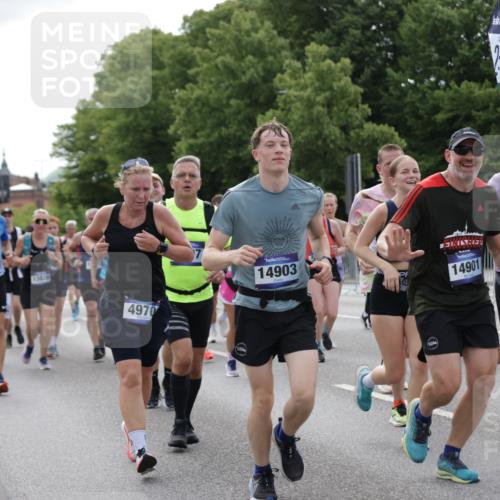 29.06.2025 - hella hamburg halbmarathon Jannik Wohlers http://msf.ph/oto/8173424 29.06.2025 10:21:55 Lombardsbrücke 1003, 1187, 1419, 1598, 2009, 2022, 2063, 2351, 2514, 3050, 3108, 3172, 3457, 3458, 3910, 3946, 4113, 4114, 4131, 4366, 4556, 4559, 4829, 4970, 5079, 5838, 6030, 6048, 6049, 6303, 6307, 6347, 6820, 6977, 7794, 8511, 8855, 8884, 8954, 9204, 9516, 10088, 10241, 10432, 10663, 10917, 11046, 11440, 12933, 13248, 13255, 13369, 13460, 13820, 14053, 14079, 14240, 14314, 14333, 14334, 14442, 14901, 14903, 14980, 15114, 15129, 15660, 17556, 18172, 18661, 19154 meine-sportfotos.de
