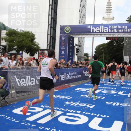 29.06.2025 - hella hamburg halbmarathon Michael Strokosch http://msf.ph/oto/8173425 29.06.2025 10:37:11 Ziel 5923, 6123, 6458, 7482, 8362, 9178, 10738, 11120, 11423, 13972, 15261, 15410, 16992, 17024, 17125, 17658 meine-sportfotos.de