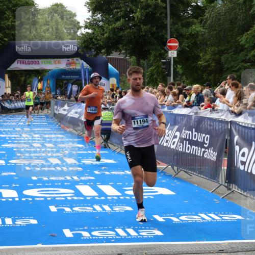 29.06.2025 - hella hamburg halbmarathon Zöllner http://msf.ph/oto/8173441 29.06.2025 10:24:03 Ziel 11194, 13440, 14753 meine-sportfotos.de