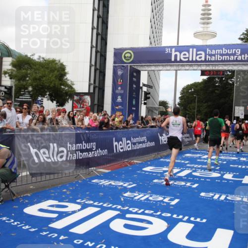 29.06.2025 - hella hamburg halbmarathon Michael Strokosch http://msf.ph/oto/8173481 29.06.2025 10:37:12 Ziel 5923, 6123, 6458, 7482, 8362, 9178, 10190, 10738, 11120, 11423, 13972, 15178, 15410, 16992, 17658 meine-sportfotos.de