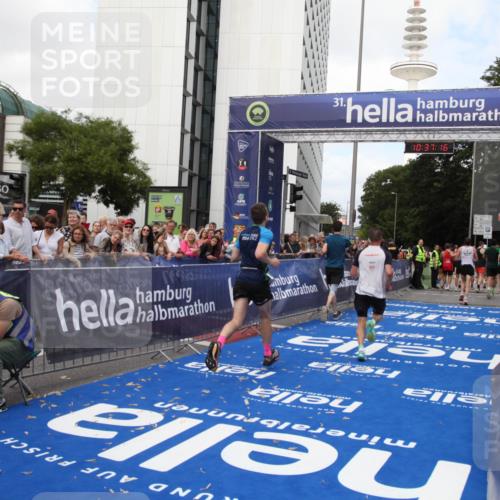 29.06.2025 - hella hamburg halbmarathon Michael Strokosch http://msf.ph/oto/8173537 29.06.2025 10:37:15 Ziel 4860, 5923, 7482, 8362, 9178, 10190, 11423, 13972, 15178, 17137, 17658, 17726 meine-sportfotos.de