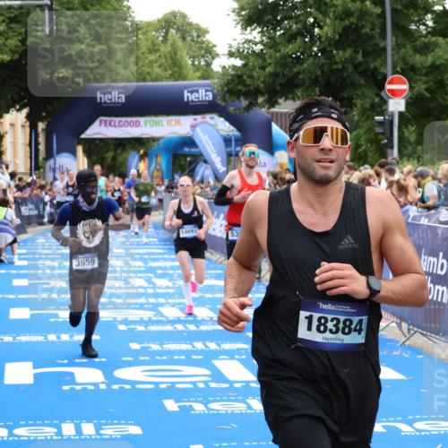 29.06.2025 - hella hamburg halbmarathon Zöllner http://msf.ph/oto/8173546 29.06.2025 10:37:01 Ziel 1385, 1411, 3959, 5307, 5315, 11620, 14691, 15261, 17024, 17125, 18384 meine-sportfotos.de