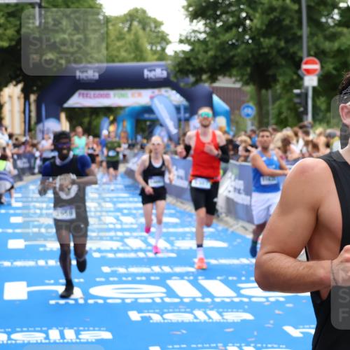 29.06.2025 - hella hamburg halbmarathon Zöllner http://msf.ph/oto/8173551 29.06.2025 10:37:01 Ziel 1385, 1411, 3959, 5307, 5315, 11620, 14691, 15261, 17024, 17125, 18384 meine-sportfotos.de