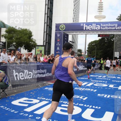 29.06.2025 - hella hamburg halbmarathon Michael Strokosch http://msf.ph/oto/8173557 29.06.2025 10:37:16 Ziel 4860, 5923, 7482, 8362, 9178, 10190, 11423, 13972, 15178, 17137, 17726 meine-sportfotos.de