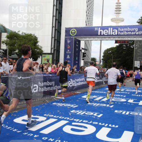 29.06.2025 - hella hamburg halbmarathon Michael Strokosch http://msf.ph/oto/8173587 29.06.2025 10:37:18 Ziel 4860, 5003, 5923, 8362, 10190, 11423, 12900, 13972, 15178, 17137, 17726 meine-sportfotos.de