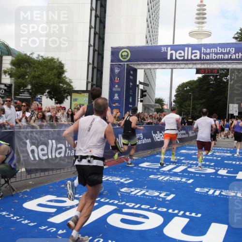 29.06.2025 - hella hamburg halbmarathon Michael Strokosch http://msf.ph/oto/8173598 29.06.2025 10:37:18 Ziel 4860, 5003, 5923, 8362, 10190, 11423, 12900, 13972, 15178, 17137, 17726 meine-sportfotos.de