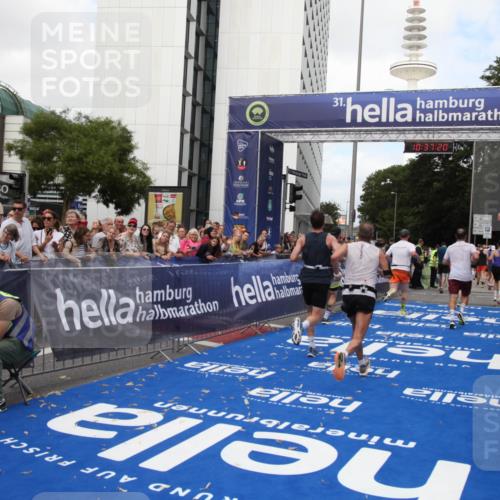 29.06.2025 - hella hamburg halbmarathon Michael Strokosch http://msf.ph/oto/8173624 29.06.2025 10:37:19 Ziel 4860, 5003, 8362, 10190, 11423, 12900, 13972, 15178, 17137, 17726 meine-sportfotos.de